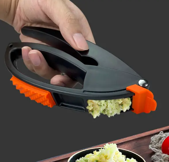Прес для часнику Multifunctional Garlic Presser Часничниця + ніж для чищення овочів + паличка для очищення преса
