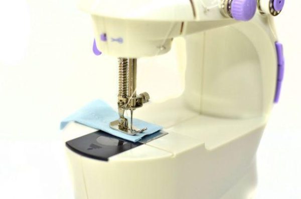 CREATOR: gd-jpeg v1.0 (using IJG JPEG v62), quality = 100 Швейна міні машинка Mini Sewing Machine SM-202A 4 в 1 портативна домашня машинка для шиття від мережі / батарей / педалі